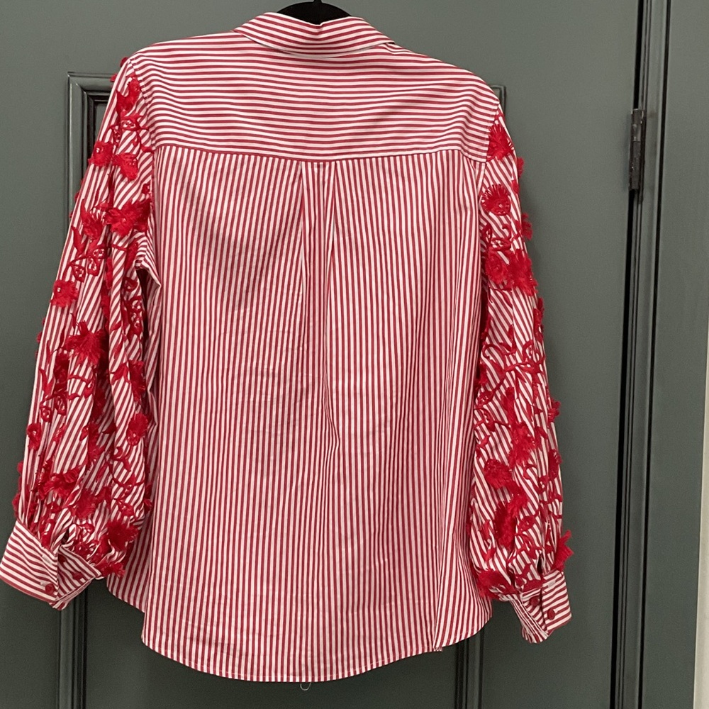 100% cotton Chico's Red and White Striped blouse with Lace-Appliqué Sleeves - Picture 4 of 5